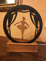 Lampada decorativa in legno Ballerina in scena