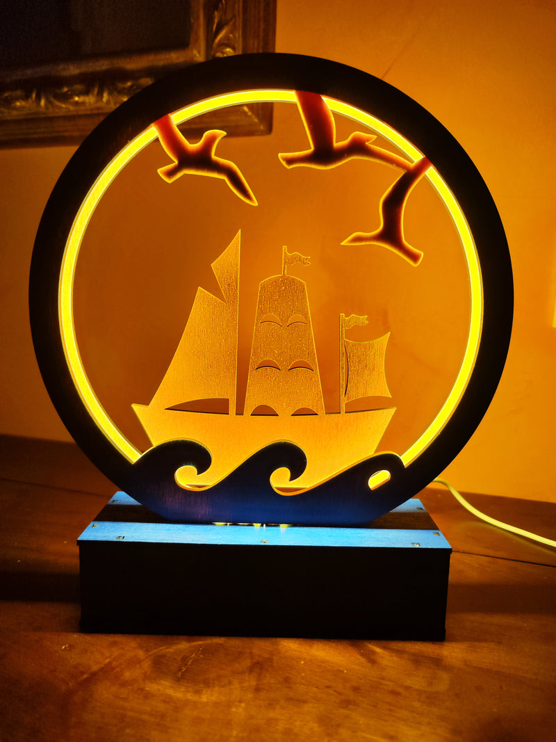 Lampada decorativa in legno con Veliero tra le Onde