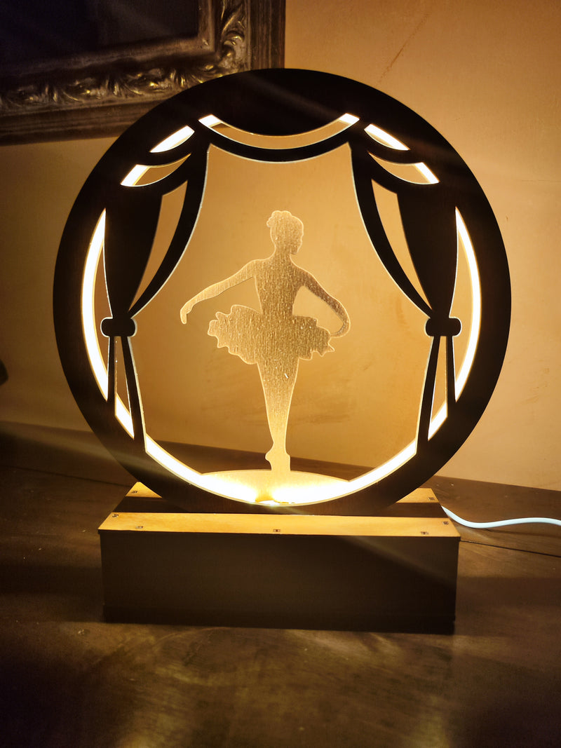 Lampada decorativa in legno Ballerina in scena