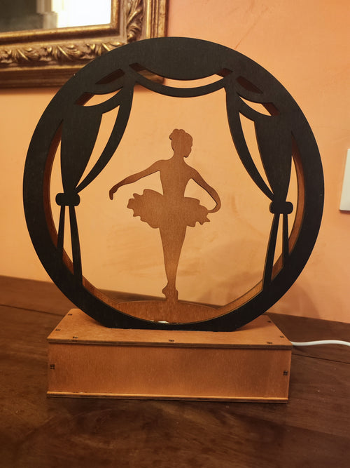 Lampada decorativa in legno Ballerina in scena